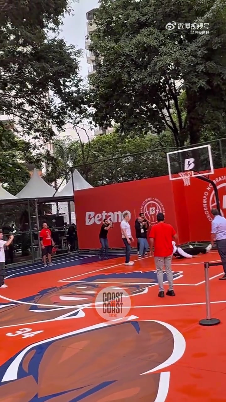 致敬庫里地滑之秀字母哥在野球場要扣籃時(shí)居然尷尬滑倒了