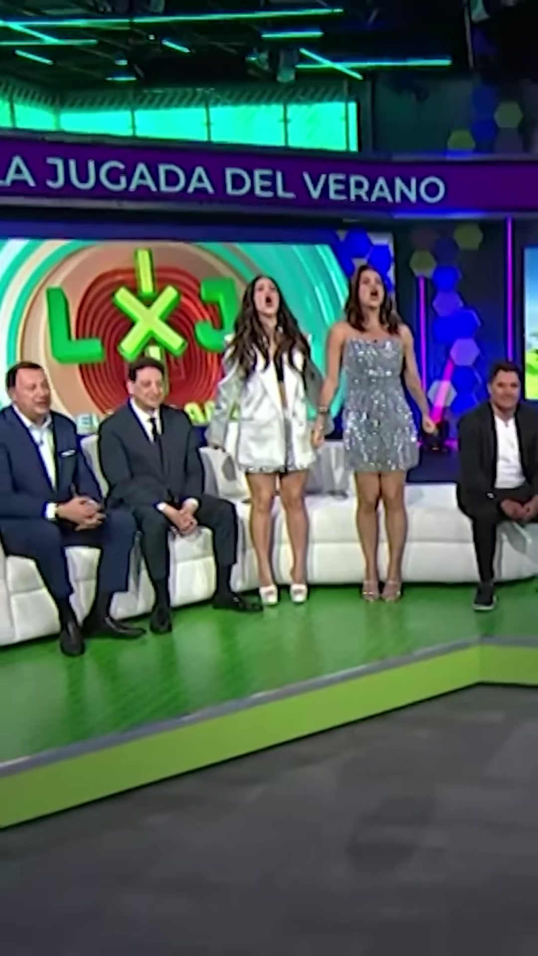 倆美女嘉賓在國外節(jié)目上致敬C羅這Siu的真標(biāo)準(zhǔn)啊