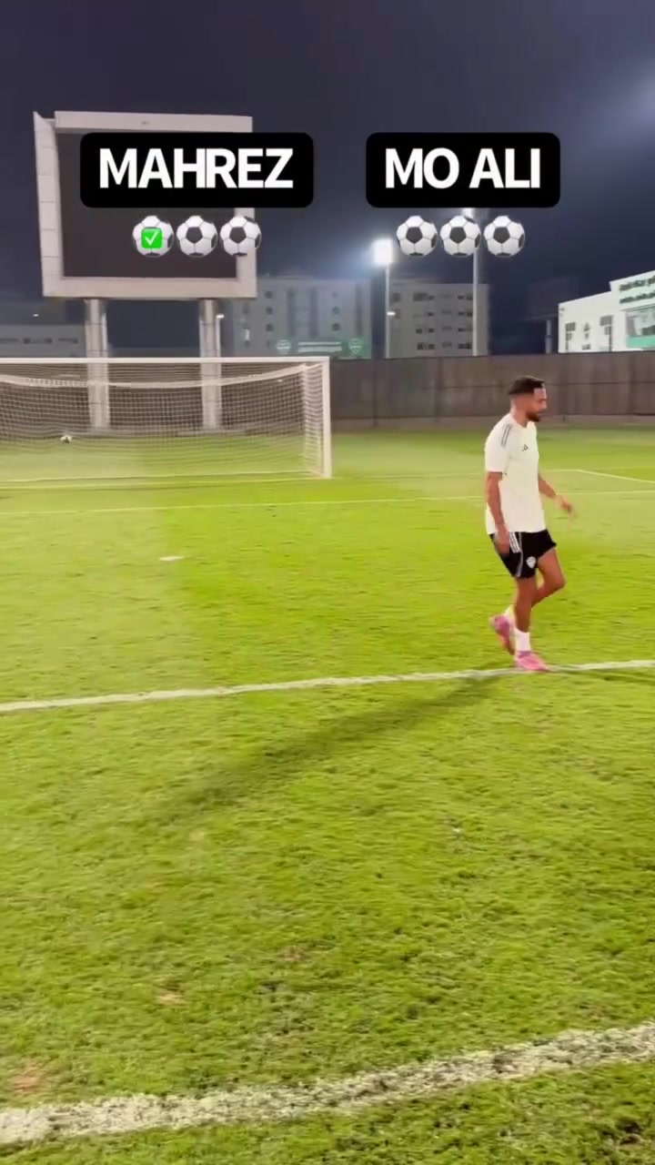 雙胞胎馬赫雷斯和長(zhǎng)相酷似自己的網(wǎng)紅比拼射門(mén)